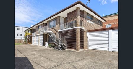 Stylish & Quiet 2-Bedroom Refreshed Unit in an Exclusive 5-Unit Complex! - Photo 3