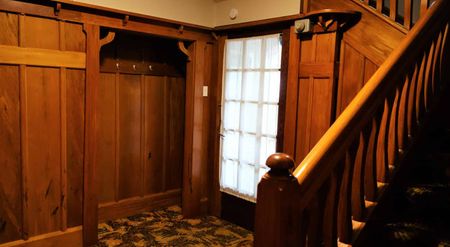 Upstairs apartment in the city with a carpark - Photo 5