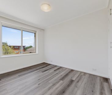 STYLISH REFRESHED APARTMENT IN PRIME KEW LOCATION - Photo 5