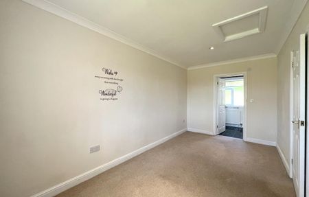 3 bedroom detached bungalow to rent - Photo 3
