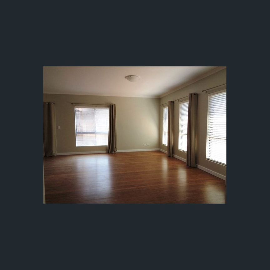 LARGE 4X2 HOME CLOSE TO GUILDFORD GRAMMAR COLLEGE - Photo 1
