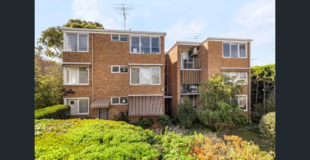 Updated Comfort and Superb Convenience in Hawthorn! - Photo 2