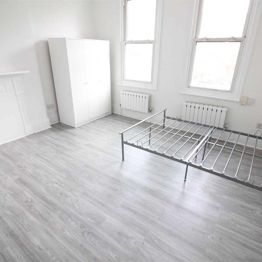 Madeley Road, London - Photo 1