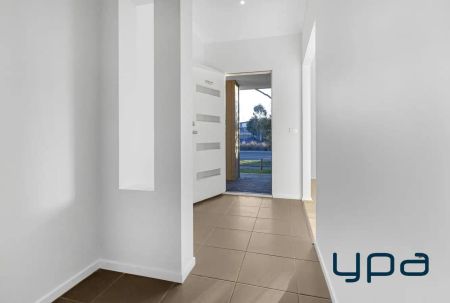 “Stylish 4-Bedroom Home Only Moments from Tarneit P–9 College !!” - Photo 2