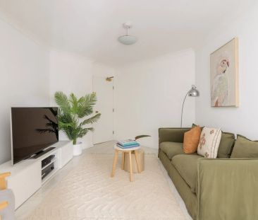 Fully furnished apartment with pool views in Glebe - Photo 2