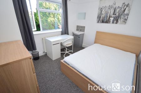 8 bedroom detached house to rent - Photo 2