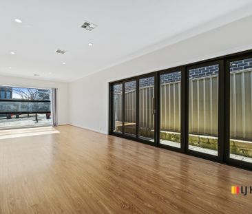 5 Bedroom Home Close to Hospital, University and Belconnen Town Centre - Photo 4