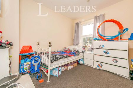 2 bedroom mid-terrace to rent St Julian Grove, Colchester, Essex, CO1 - Photo 3