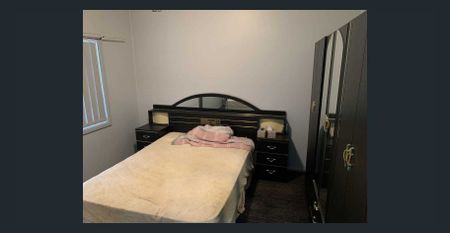 Spacious 4-Bedroom Family Home in Thriving Austral | Walk to Station & Parks - Photo 2