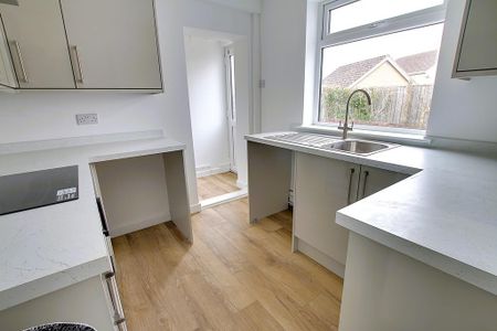 3 bedroom end of terrace house to rent - Photo 4