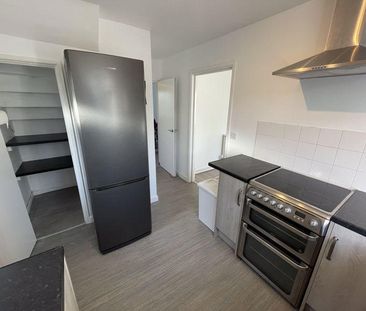 4 bedroom semi-detached house to rent - Photo 5