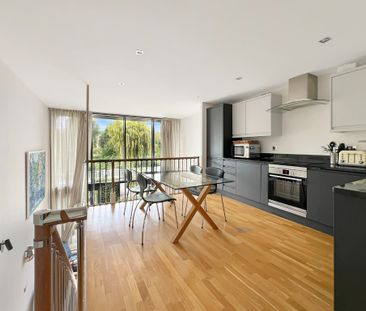 A wonderfully light and beautifully presented two bedroom, two bath... - Photo 2