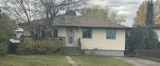 Upper Floor 2 Bedrm. Bungalow in Bowness | Calgary - Photo 1