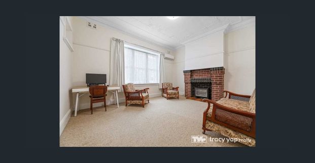 Perfect spacious house with a huge backyard for the family to enjoy! - Photo 1