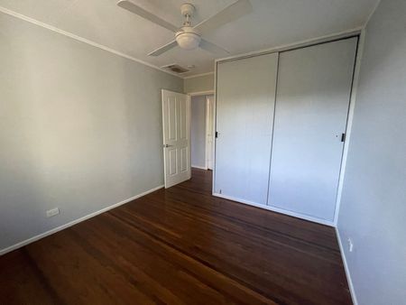 Family home in prime location with pool and shed - Photo 2