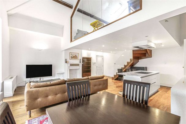 SHORT LET: Stunning two bedroom apartment in a charming period building with gated access, off-street parking and communal gardens. - Photo 1