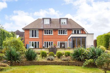 This versatile, modern, detached home includes a number of high specification features and is located close to both the Old and New towns of Beaconsfield. - Photo 2