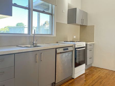 Central Three Bedroom Cottage - Photo 2