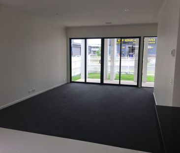 Modern Townhouse in Springvale - Photo 2