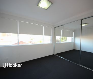 Light filled & Spacious Two Bedroom Apartment ! - Photo 4