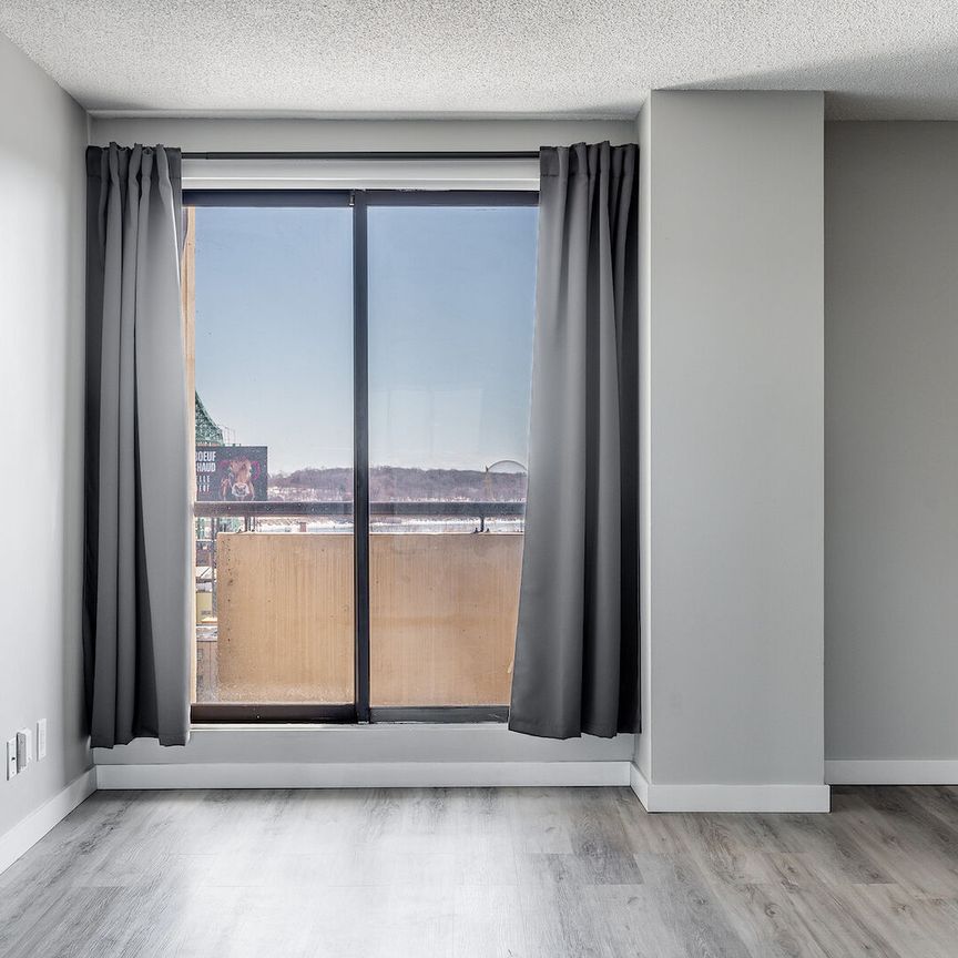 1951 Maisonneuve Boulevard East, Montréal, QC - Photo 1