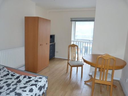 3 bedroom flat to rent - Photo 2