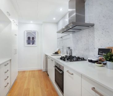 3 Month Lease - Fully Furnished Two Bedroom Apartment in the Heart ... - Photo 2