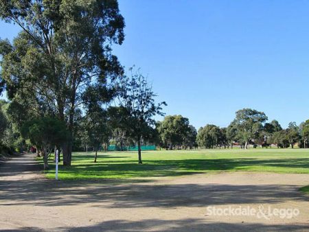 “LARGE FURNISHED 3 BEDROOM APARTMENT, GREAT VIEWS!” - Photo 2