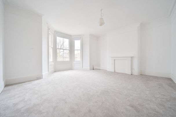 Flat to rent - Kidbrooke Park Road, London, SE3 - Photo 1