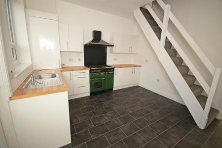 2 bedroom terraced house to rent - Photo 4