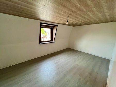 Centraal gelegen woning met 2 slaapkamers en zéér ruime garage! - Foto 3