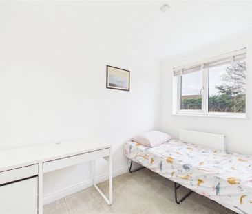 3 bedroom House in Merrifield Close, Reading - Photo 6