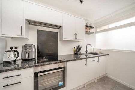 2 Bed Maisonette, Binley House, SW15 - Photo 4