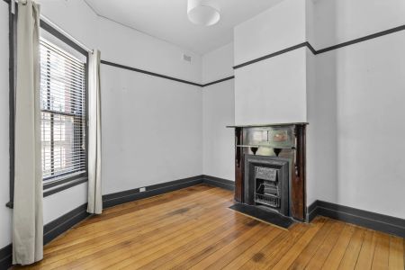 Stylish Three-Bedroom Home in Prime Richmond Location! - Photo 3