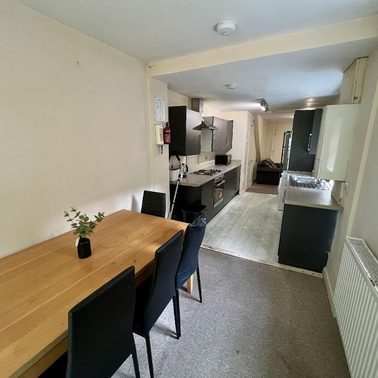 6 bedroom house to rent - Photo 1