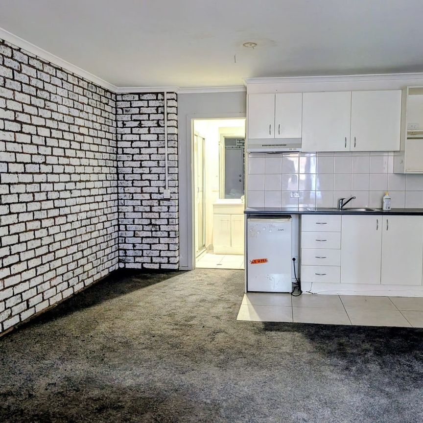 Light & Bright Bedsit Apartment - Photo 1