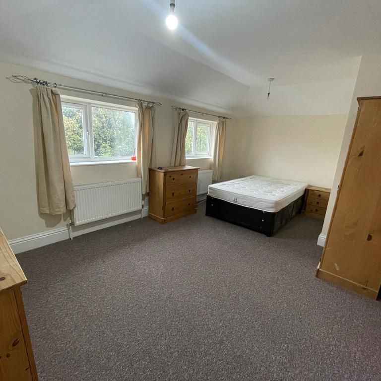 1 bedroom in a flat share to rent - Photo 1