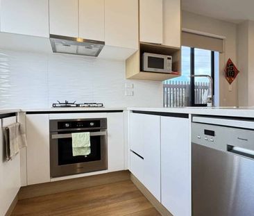 Modern 2-Bedroom, 2-Bathroom Townhouse in Flat Bush - Photo 5