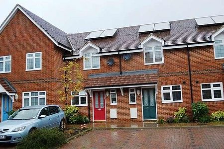 Bedroom Terraced House In Godalming, GU7 - Photo 2