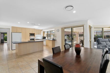 Sensational Home with Ducted Air Con & Swimming Pool & Solar - Photo 4