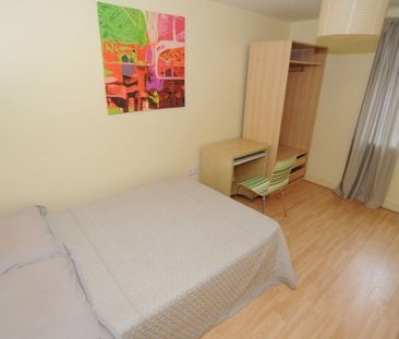 MODERN 6 BEDROOM TERRACE NEAR TOWN CENTRE INCLUDING ALL UTILITIES - Photo 3