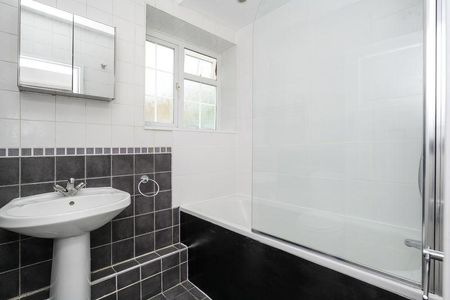 2 bedroom ground floor flat to rent - Photo 5