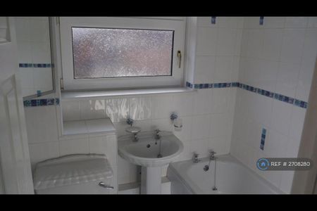 3 bedroom semi-detached house to rent - Photo 4