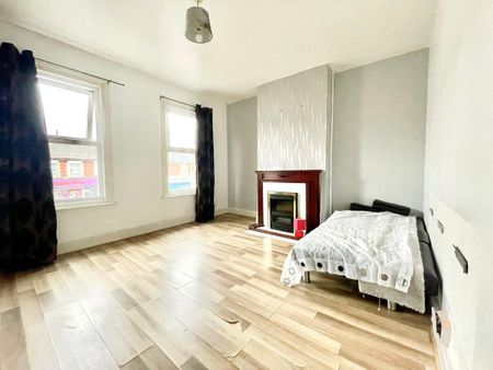 3 bedroom maisonette to rent - Photo 2