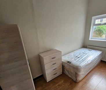 3 bedroom flat to rent - Photo 4