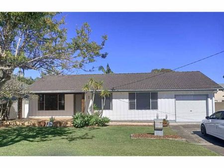 Three bedroom home in great location - Photo 3