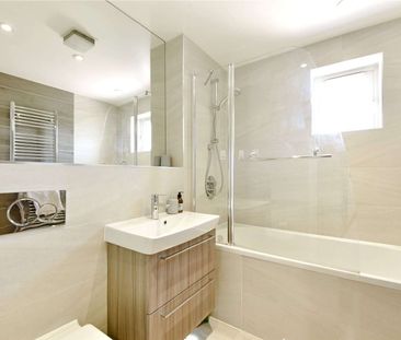 Duplex apartment with balcony and parking within 150 metres of Amer... - Photo 3