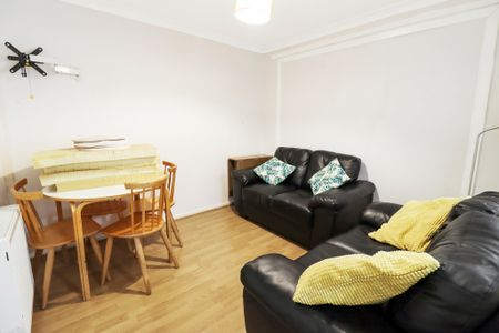 5 Bed Student Accommodation - Photo 2