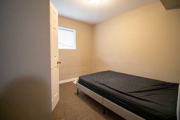 **ALL INCLUSIVE** STUDENT ROOM FOR RENT IN WELLAND!! - Photo 1