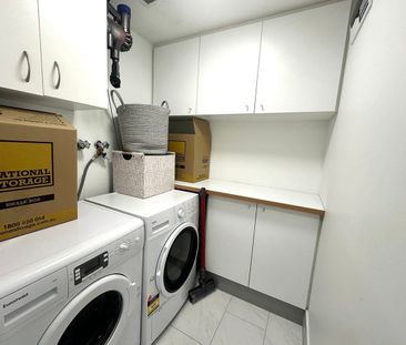 Newly renovated spacious 2 BED 2 BATH 2 CAR PARKS One Storage APART... - Photo 3